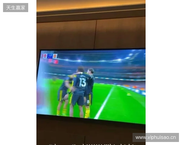 齐尔克泽晒在家看直播照片:我的天哪!!多古太牛了! 齐尔克泽晒在家看直播照片:我的天哪!!多古太牛了!